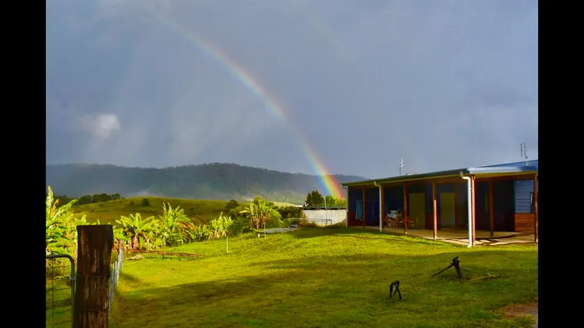 Hilltop Retreat - best of both worlds: Beach/farm - Image 1