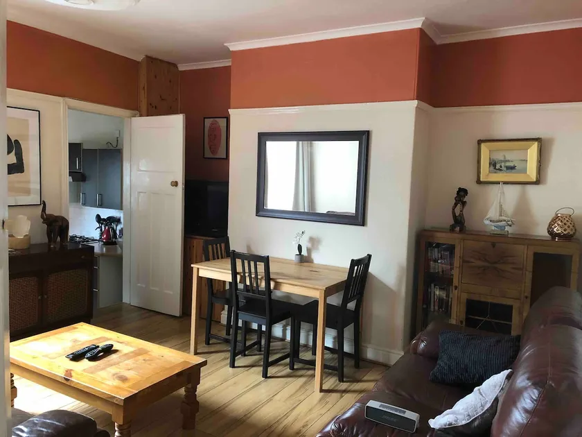 Nifty two bed urban flat near leafy Park and City. - Image 1