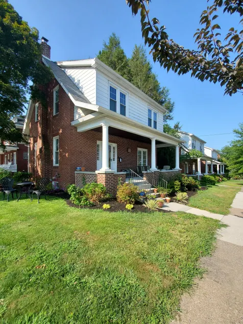 Cheerful 3 bedroom 1910 Craftsmen Bungalow - Image 1