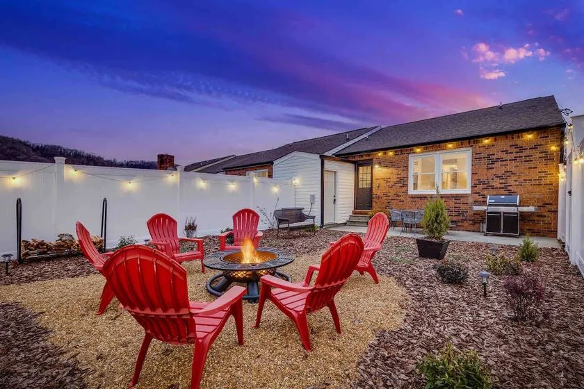 Cute Condo, Private Fenced Yard, Firepit, Sleeps 7 - Image 1