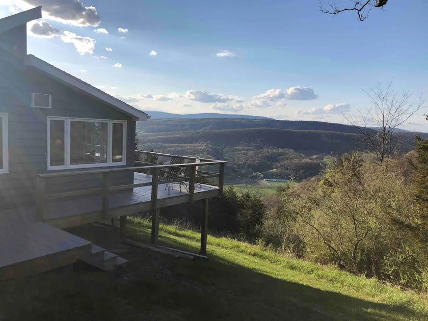 Moondance is perched on a ridge with amazing views - Image 1