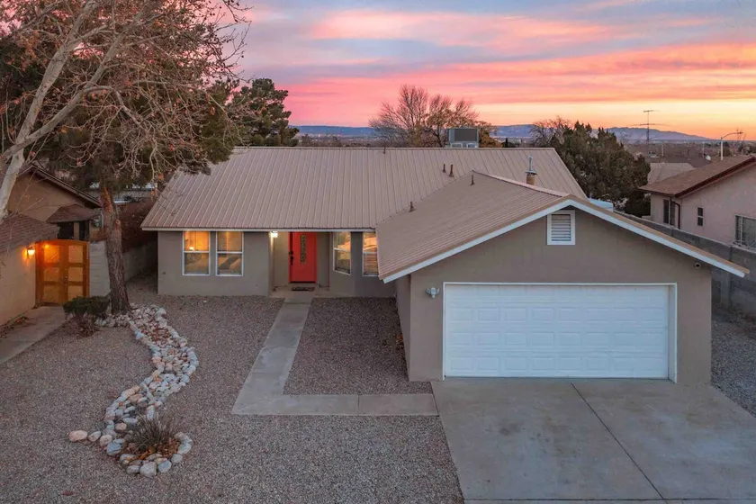 Cozy 3 bedroom with NM sunset 🏔 views! - Image 1