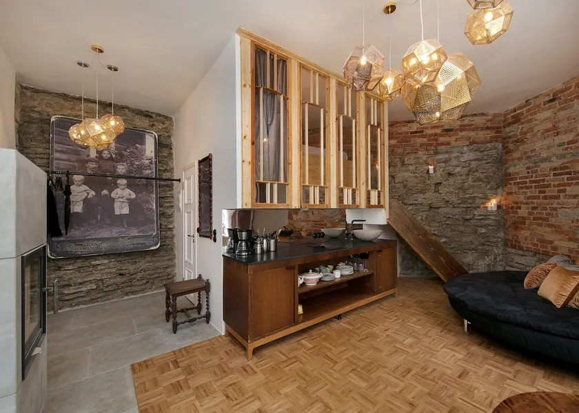 Nuns Tower Studio Apt with Fireplace - Image 1