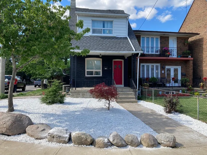 Toronto House with Free Parking - Image 1
