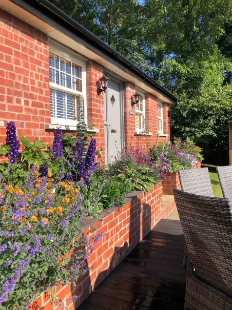 Luxury Studio Cottage in Garden Setting - Image 1