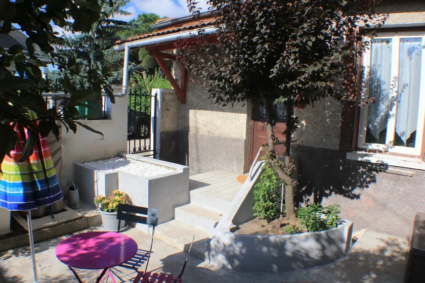 quiet house with flowery courtyard - Image 1