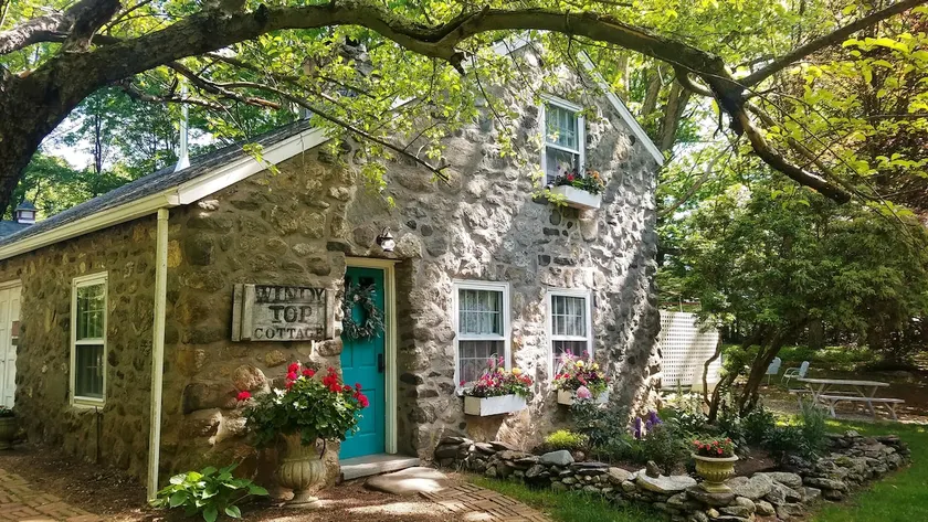Windy Top Cottage ~ A Romantic ”European” Getaway - Image 1