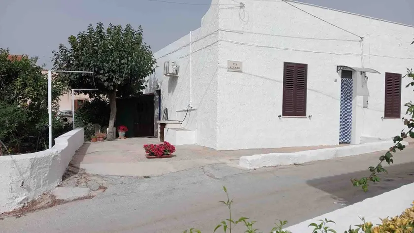 Detached house with garden - Image 1