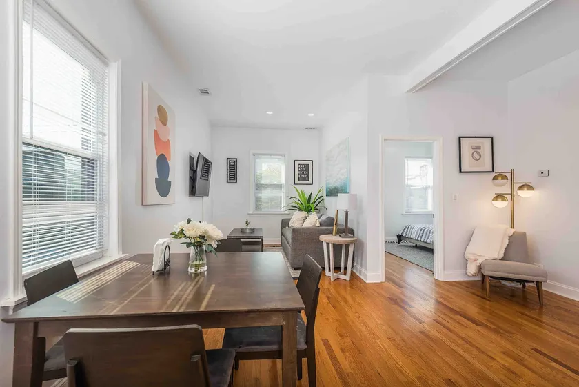 Roomy Getaway Located in Vibrant Lincoln Park - Image 1