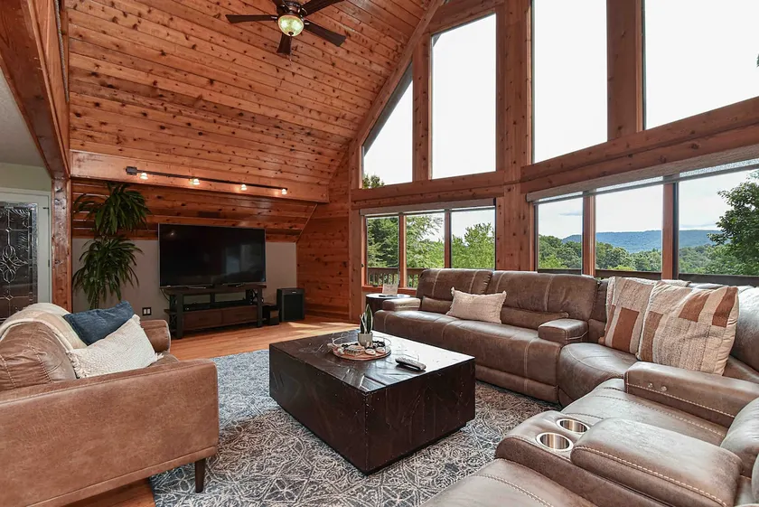 Bent Creek Chalet, Sauna,Jacuzzi,Fire pit and OD shower - Image 1