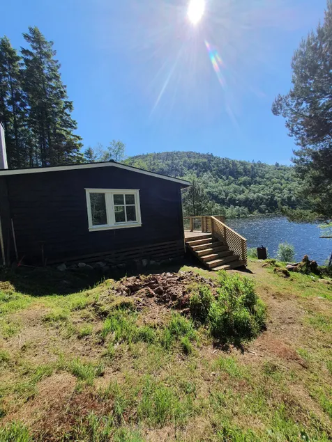 Cabin in natural surroundings by the waterfront - Image 1