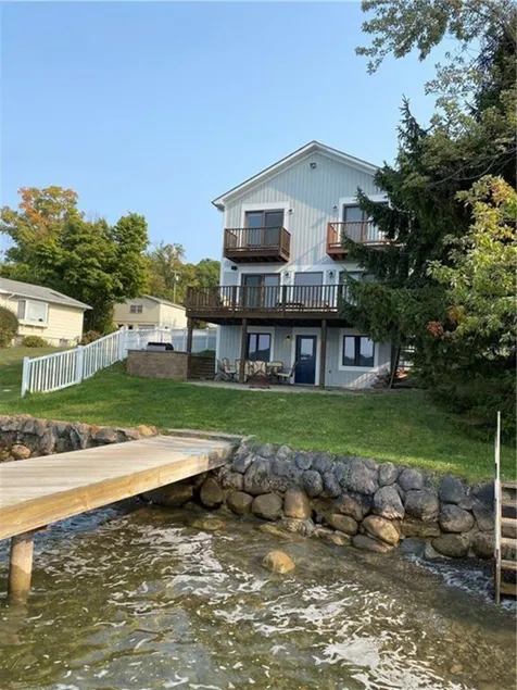 Gorgeous Lake Front House with Dock, 9 Bedroom & 4 Bathrooms - Image 1