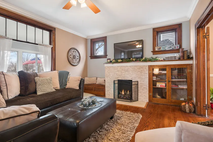 Classic Lakeside Park Retreat - Image 1