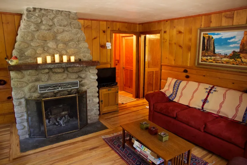 Ahwahnee-be Vintage Cabin - Walk to town! - Image 1