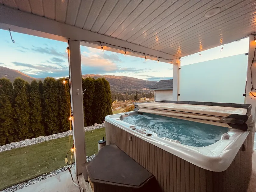 Relaxing 3 bedroom suite, near Silver Star Resort - Image 1