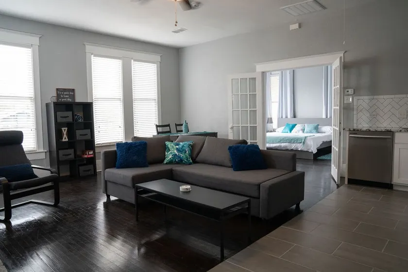Comfy king bed, walk to the Riverwalk and Pearl - Image 1