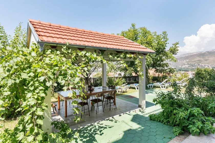 Large Garden Apartment & Parking 3 Bedrooms & 3 Bathrooms near Split - Image 1