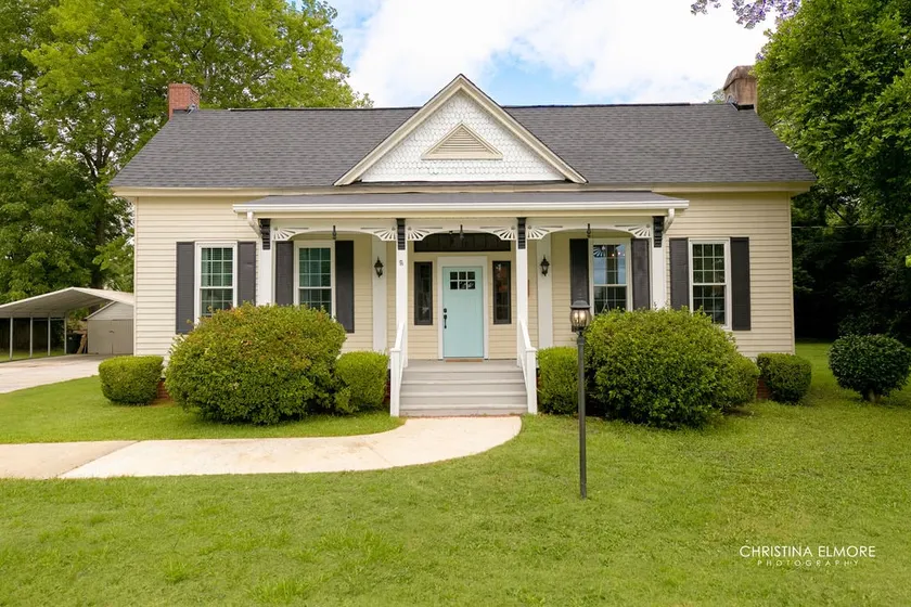 Oak River Company Farmhouse - Image 1