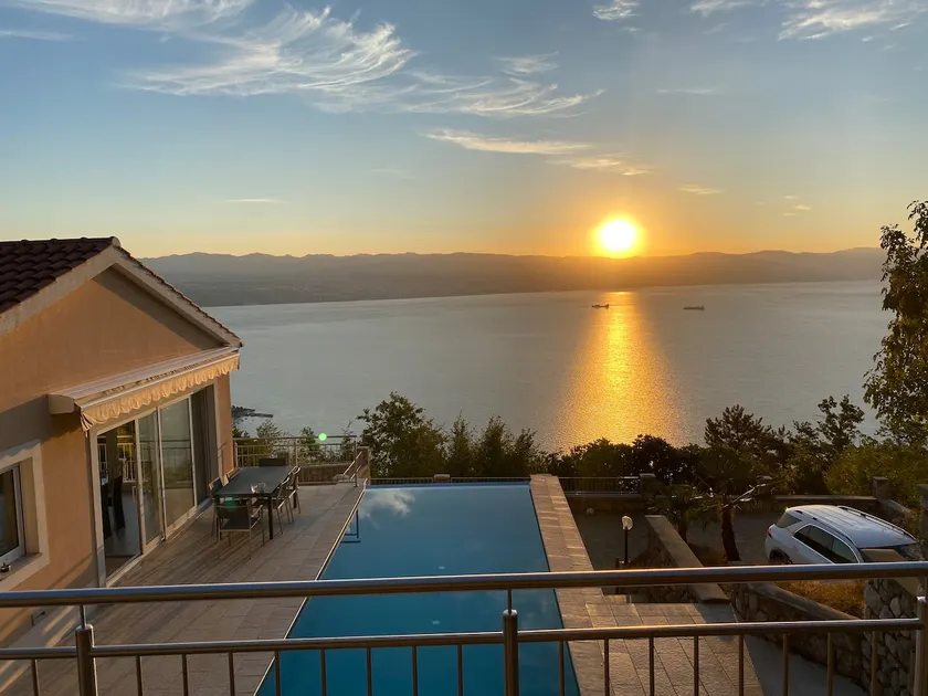 Uniquely secluded sea view villa - Image 1