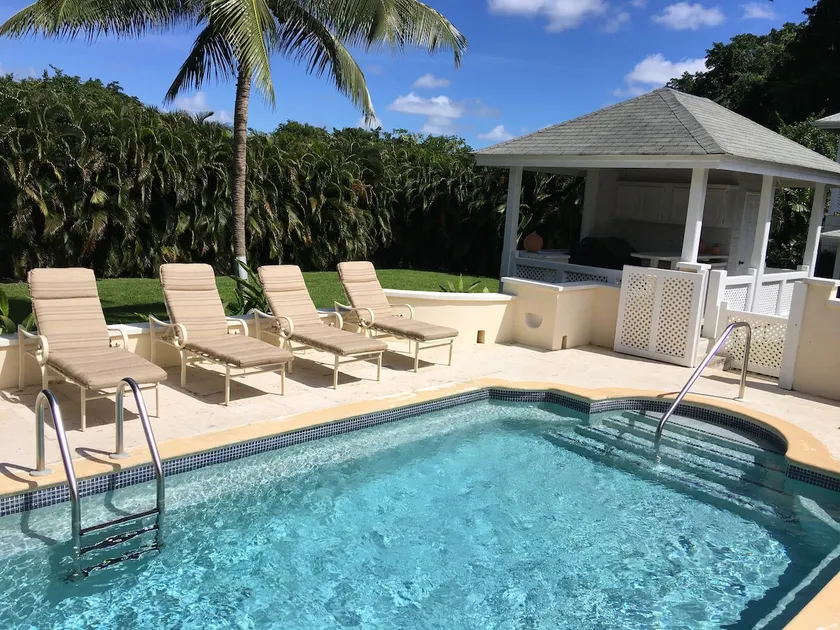 1 Bedroom Luxury Apartment Centrally Located - Image 1