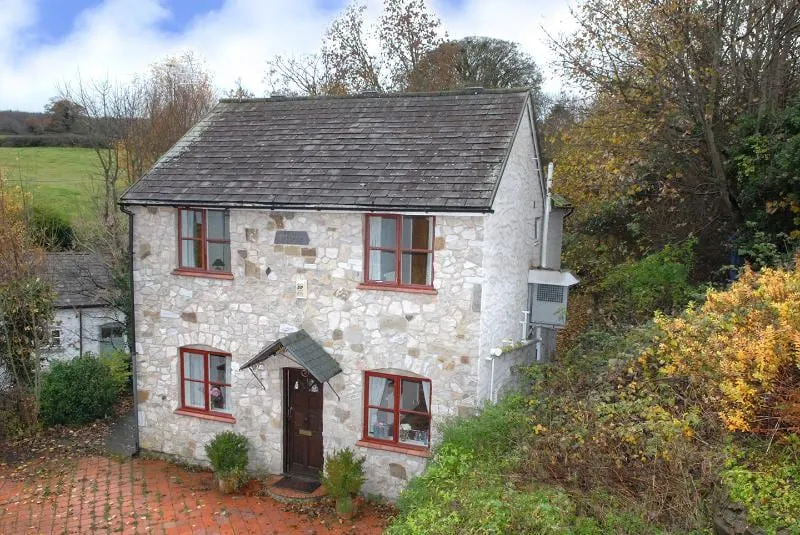 Pump Cottage, Whitford - Scenic rural location - Image 1