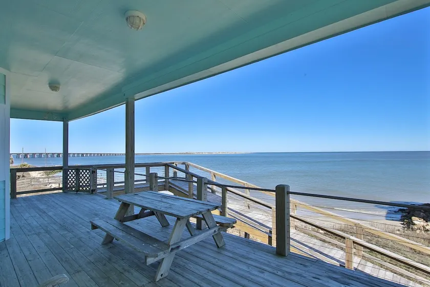 BEACHFRONT, spacious, & family-friendly - Image 1