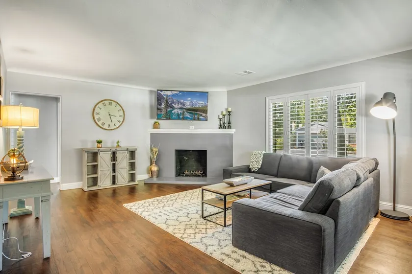 Chic Rustic & Modern Bungalow Centrally Located - Image 1