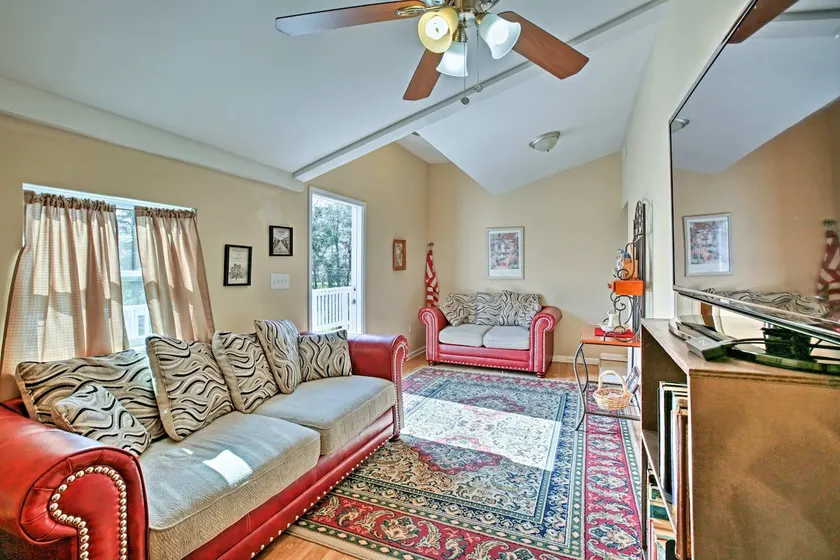Sleeps up to 6 - close to Falgout Canal Marina - Image 1
