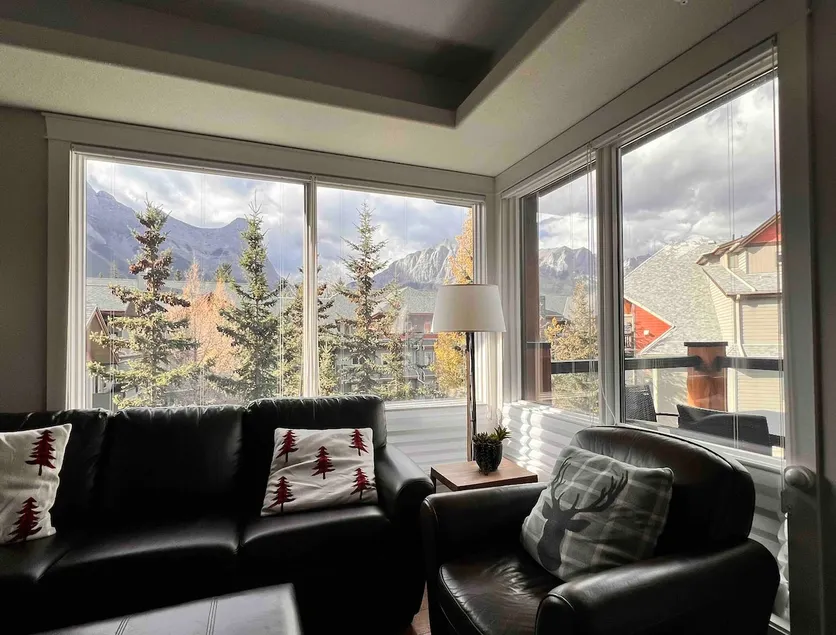 Relaxing Mountain Retreat, Corner Views, Sleeps 8 - Image 1