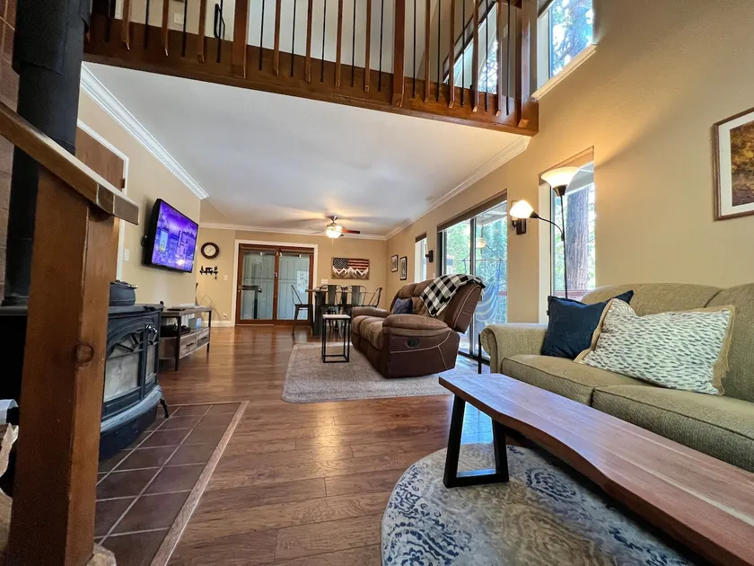 Cozy Mountain Retreat, Wi-Fi, decks, easy parking - Image 1