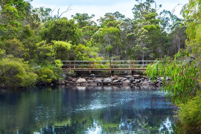 Tranquil Quiet Location Close to Town Center - Image 1