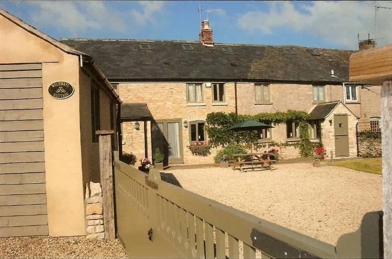Cotswold cottage 2 bedrooms,2 Bath, sleeps four - Image 1