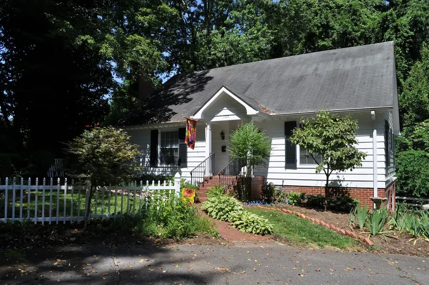 Elkin Dollhouse in Yadkin Wine Country - Image 1