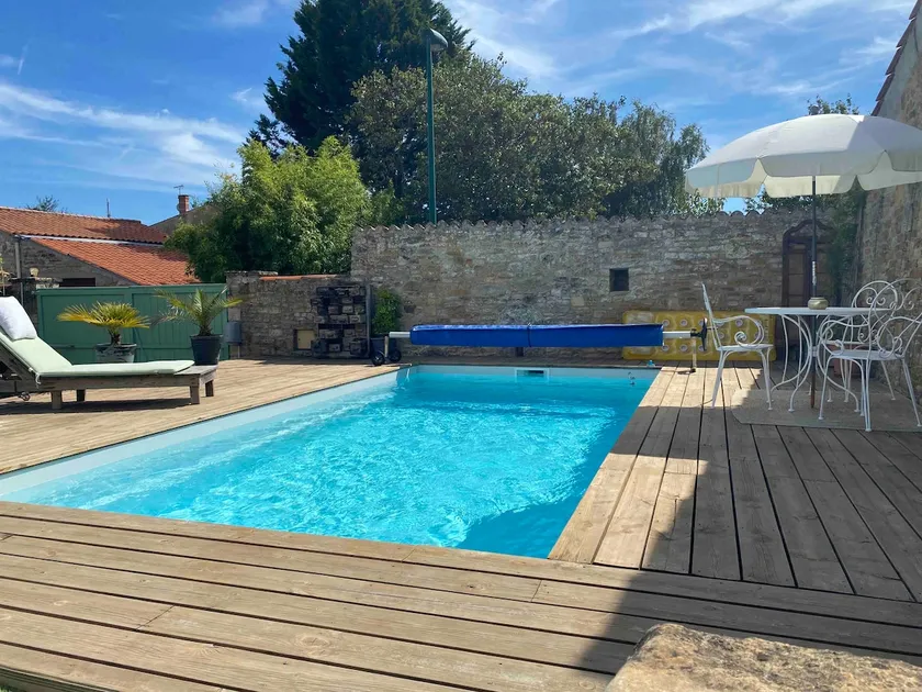 Nice pool outbuilding and south-facing terrace - Image 1