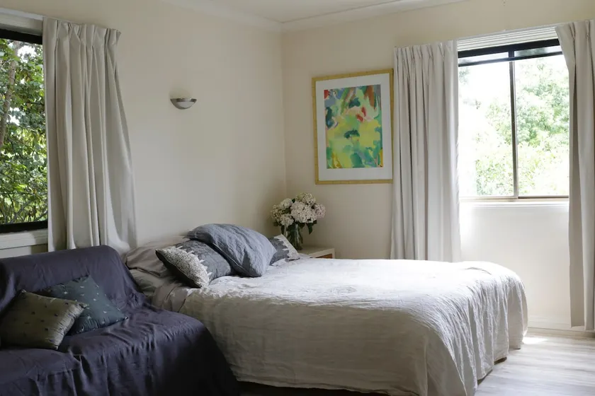 Clean, queen bed with cooking facilities. - Image 1