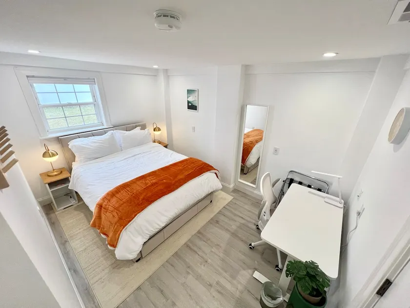 Cozy modern retreat near Tufts - Image 1