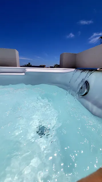 Condo with private jacuzzi and beach view - Image 1
