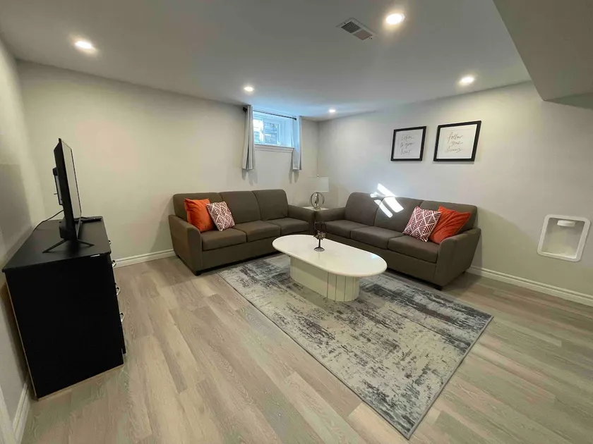 Spacious Private 2 Bedroom Unit in Vaughan - Image 1
