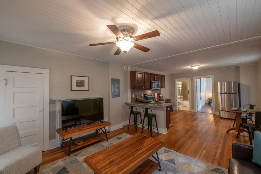 West Durham restored Bungalow Apartment near Duke - Image 1