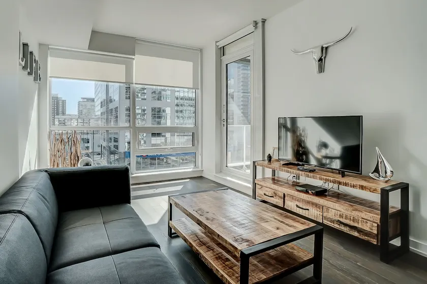 Luxury 2BR Downtown Ottawa | Balcony & Views - Image 1