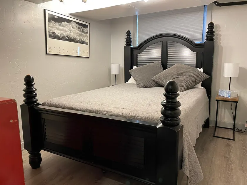 Downtown Farmhouse-style Private Suite - Image 1