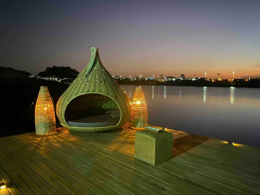 Refuge facing the sea and with a lagoon background. - Image 1