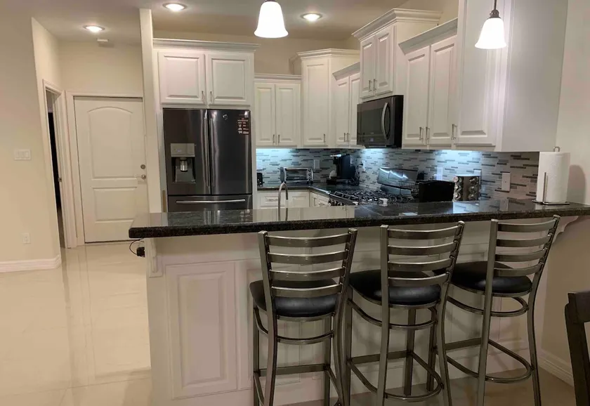 Luxury townhome, movie room & private garage - Image 1