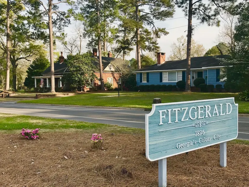 The Blue Cottage in the historic district - Image 1
