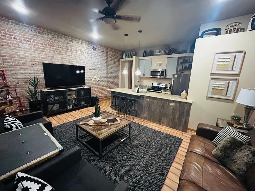 Loft on (F) St! 2 blocks to river! *No pet fee - Image 1