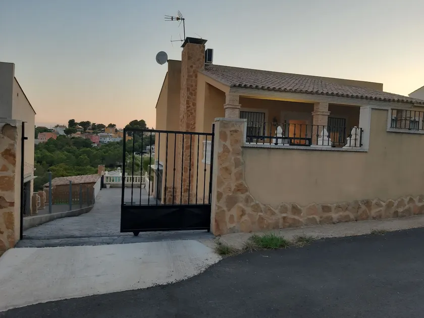 VILLA IN VERY QUIET URBANIZATION TO 15 MIN OF VALENCIA CAPITAL - Image 1