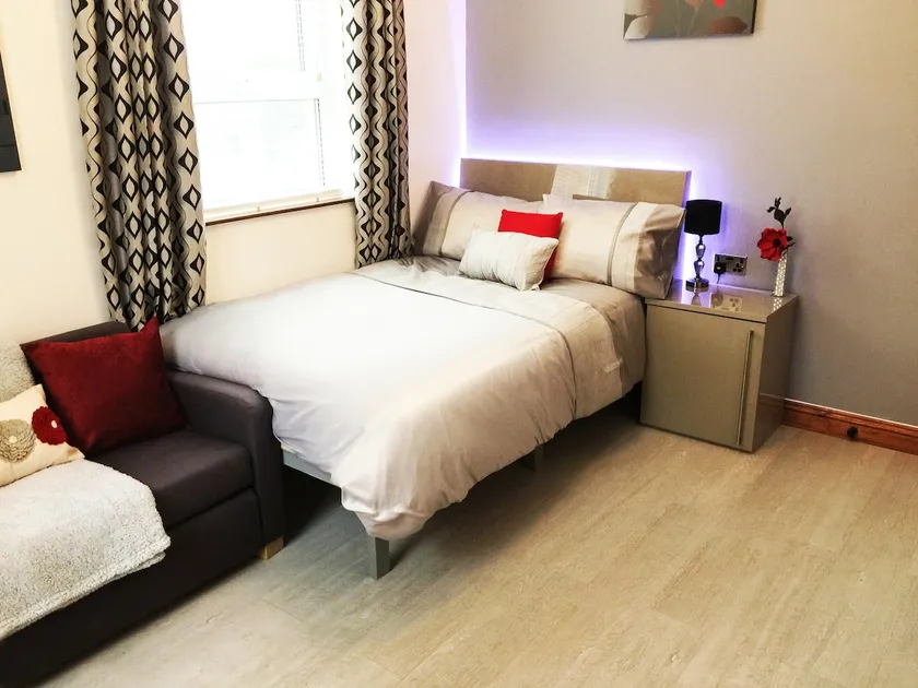 Spacious Apartment! Close2Piccadilly! Wifi&Parking - Image 1