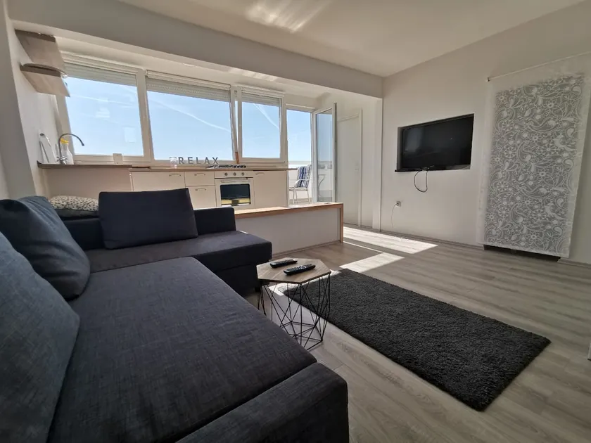 Center Split Apartment - Image 1