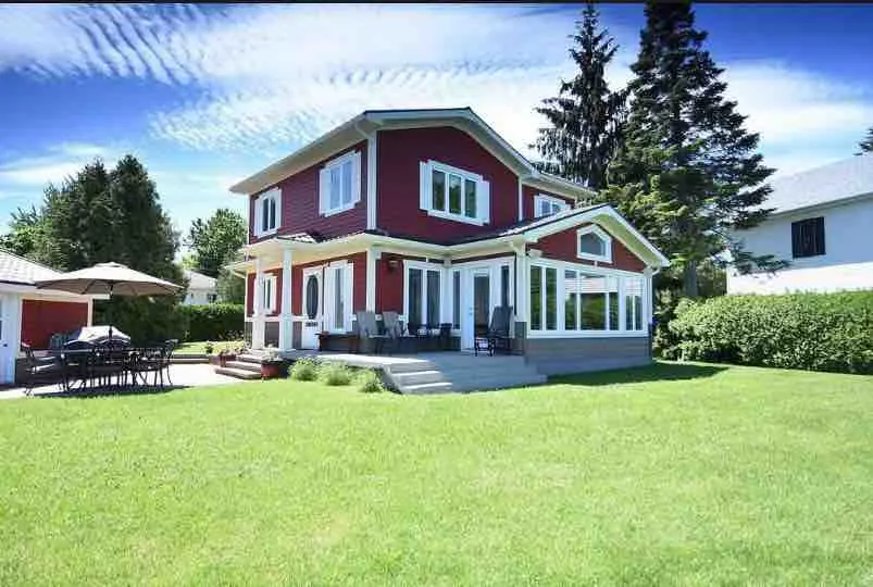Chloé's house on the shores of Lake Saint-François. - Image 1