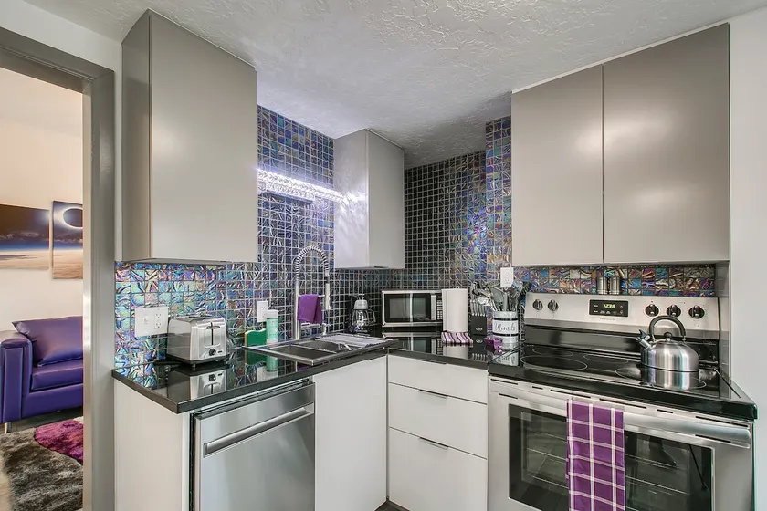 North End Luxury: Modern 1BR Near Downtown - Image 1